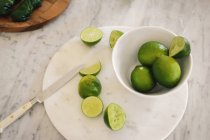 Tazón de limones en rodajas - foto de stock