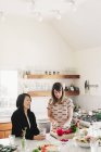 Donne in una cucina che preparano il pranzo — Foto stock