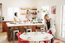Женщины на кухне готовят обед — стоковое фото