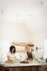 Donne che preparano il pranzo in una cucina . — Foto stock
