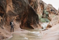 Mulher em pé junto ao rio — Fotografia de Stock