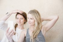 Frauen machen ein Selfie mit dem Handy. — Stockfoto