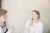 Donne che tengono bicchieri di champagne . — Foto stock