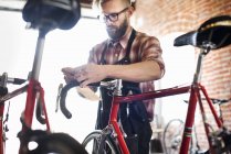 Homme réparation vélo — Photo de stock