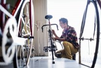 Mann repariert Fahrrad — Stockfoto