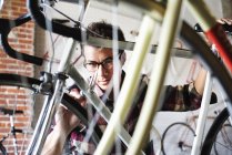 Человек ремонтирует велосипед — стоковое фото