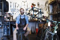 Чоловік працює в велосипедному магазині . — стокове фото