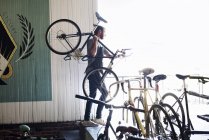 Hombre sosteniendo bicicleta - foto de stock