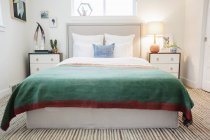 Schlafzimmer in einem Appartement mit Doppelbett — Stockfoto