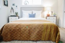 Camera da letto in appartamento con letto matrimoniale — Foto stock