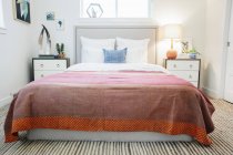 Спальня в квартире с двуспальной кроватью — стоковое фото