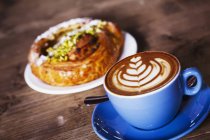 Tasse Kaffee mit Farnblattmuster — Stockfoto