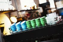 Синий и зеленый кофе чашки — стоковое фото