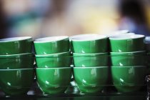 Grüne Kaffeetassen gestapelt. — Stockfoto