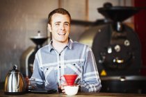 Человек пивоварения кофе — стоковое фото