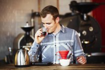 Mann brüht Kaffee mit Filterpapier — Stockfoto