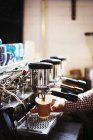 Людина, що працює на великій кавовій машині — стокове фото