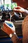 Persona che fa il caffè e versa il latte — Foto stock