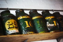 Filas de latas de café en un estante . - foto de stock
