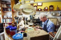 Uhrmacher arbeitet in seinem Atelier — Stockfoto