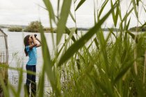 Young girl with binoculars. — Stock Photo
