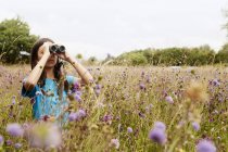 Young girl with binoculars. — Stock Photo