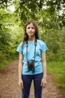 Menina jovem um birdwatche — Fotografia de Stock