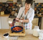 Frau kocht in einer Küche — Stockfoto