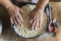 Жінка смикає суміш в пиріг тарілку — стокове фото