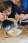 Frau und Kind kochen in einer Küche — Stockfoto