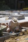 Homme travaillant sur un chantier — Photo de stock