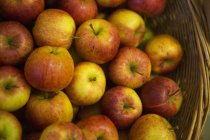 Корзина красных яблок — стоковое фото