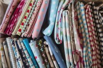 Tecidos de costura coloridos — Fotografia de Stock
