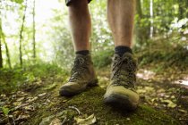 Gros plan des pieds d'un homme en bottes de randonnée — Photo de stock