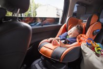 Asiático bebê dormindo no carro . — Fotografia de Stock