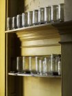 Scaffali che conservano vasi di vetro rovesciato — Foto stock