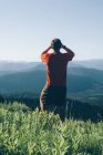 Uomo in piedi su un crinale di montagna — Foto stock