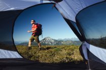 Vista dalla tenda dell'uomo escursionismo — Foto stock