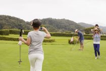 Família japonesa em um campo de golfe . — Fotografia de Stock