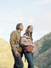 Couple debout dans un canyon — Photo de stock