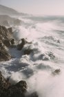 Узбережжя Тихого океану з хвилями — стокове фото