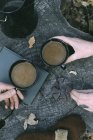 Casal tomando café em uma floresta — Fotografia de Stock