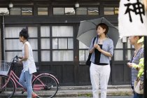 Mulher segurando um guarda-chuva. — Fotografia de Stock