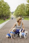 Japanerin geht mit zwei Hunden spazieren — Stockfoto