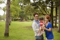 Japanische Eltern und ein Kleinkind. — Stockfoto