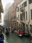Boote und traditionelle Gondeln, Venedig, Italien — Stockfoto