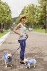 Japanerin geht mit zwei Hunden spazieren — Stockfoto