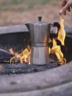 Cafetera espresso sobre el fuego . - foto de stock