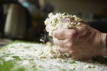 Hombre mezclando harina para pasta fresca . - foto de stock