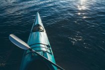 Kayak de mar vacío en aguas tranquilas - foto de stock